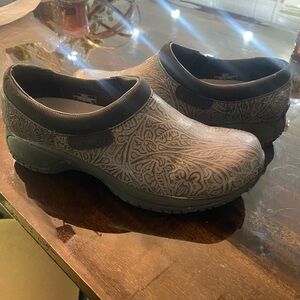Merrell Women's Black Patterned Clogs